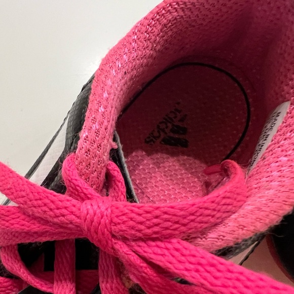 ADIDAS GIRLS BLACK/WHITE/PINK SOCCER CLEATS. SIZE 12 - Picture 6 of 12